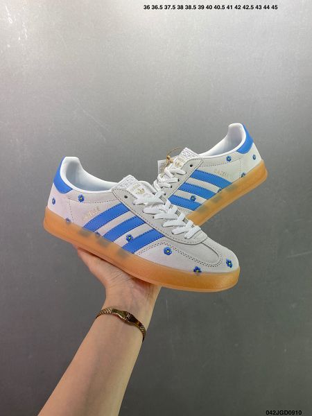 Adidas Wmns Originals Gazelle Indoor 2024男女生低幫休閒運動板鞋 淺灰藍刺繡小雛菊